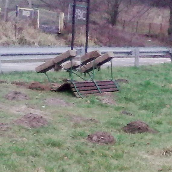 Tak si� bawi� w Wise�ce - znudzona m�odzie� czy wandale?