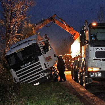 Kamie Pomorski: Scania z naczep wjechaa do rowu
