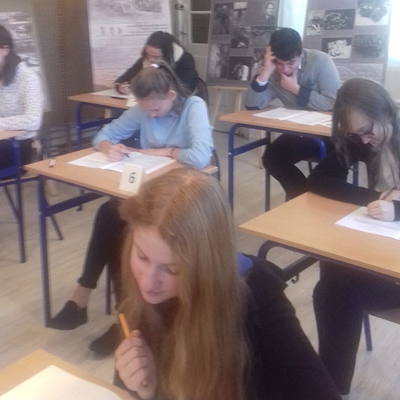 Uczniowie z Dziwnowa sprawdzali swoją wiedzę. Testy próbne z historii i WOS-u!