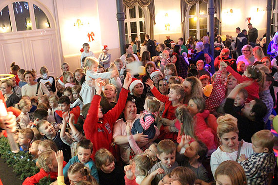 Mikołajki w Międzyzdrojach. Do dzieci trafiło ponad 400 paczek z prezentami!