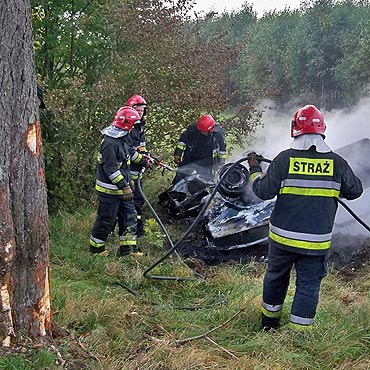 Makabryczny wypadek. Mczyzna spon w samochodzie
