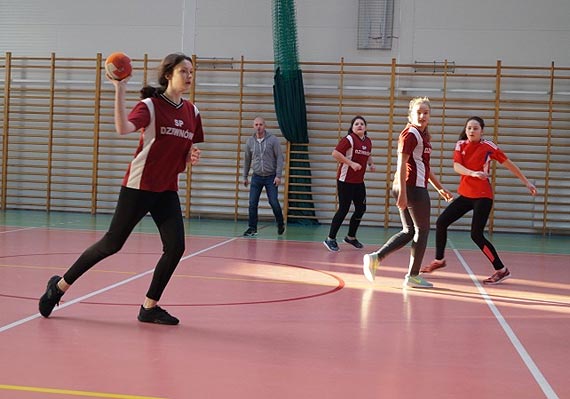 Dziewczęta Szkół Podstawowych rywalizowały w Mistrzostwach Powiatu Kamieńskiego w Piłce Ręcznej