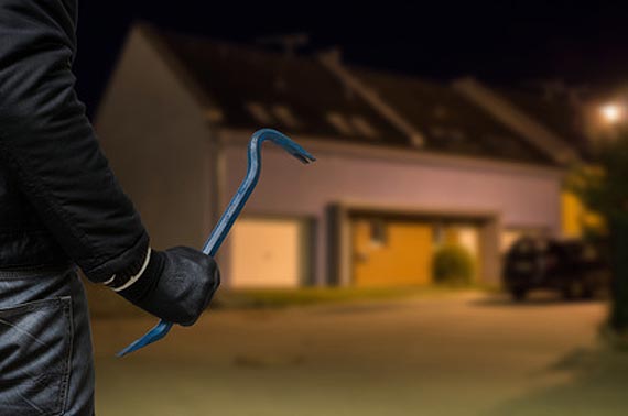 Rabusie dziaaj w podobny sposb. Do posesji dostaj si przez okna