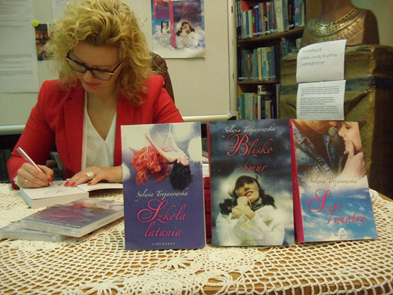 Spotkanie autorskie z Sylwią Trojanowską w dziwnowskiej bibliotece