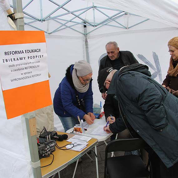 Komitet Obrony Demokracji zbierał podpisy za referendum szkolnym