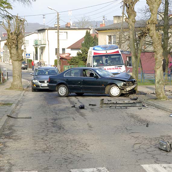 Nadmierna prdko kierowcy BMW? - samochd na drzewie, ranna osoba