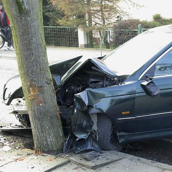 Nadmierna prdko kierowcy BMW? - samochd na drzewie, ranna osoba