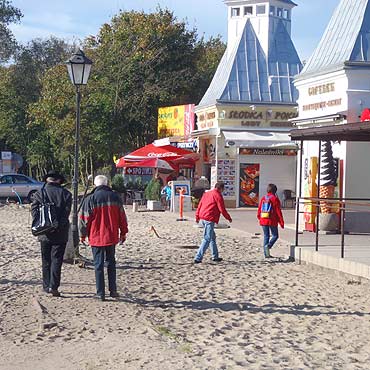Midzyzdroje: Trwa modernizacja placu przed molem. Turyci spaceruj po placu budowy