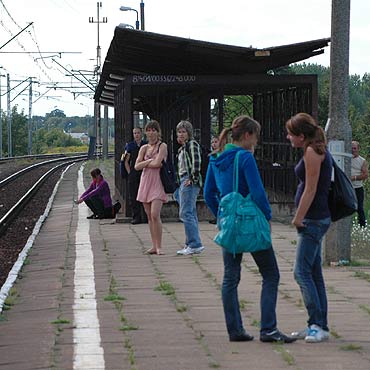Wolin: Pasażerowie PKP muszą czekać na pociąg stojąc