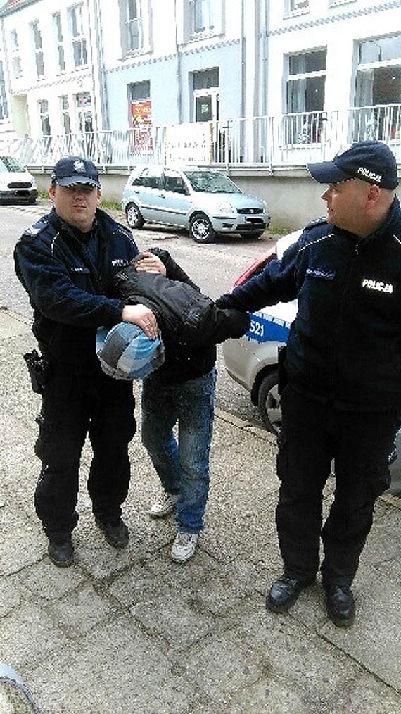 Dzielnicowi zatrzymali sprawc kradziey z wamaniem
