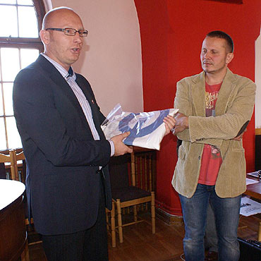 Kamie Pom.: Optymistyczna flaga w muzeum