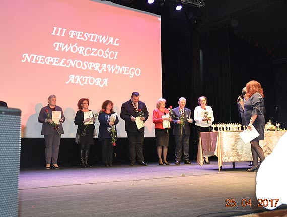 Teatr to magia... teatr to czary.... miejsce niezwyke, a nie do wiary!