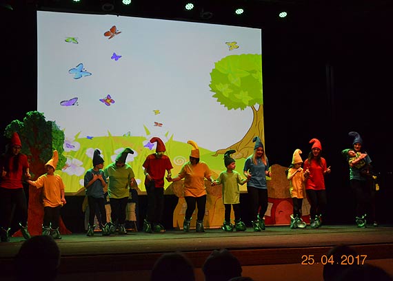 Teatr to magia... teatr to czary.... miejsce niezwykłe, aż nie do wiary!