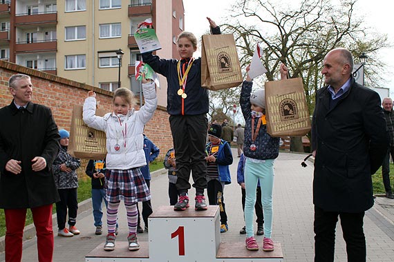 Najmłodsi biegacze uczcili Święto Flagi w Kamieniu Pomorskim