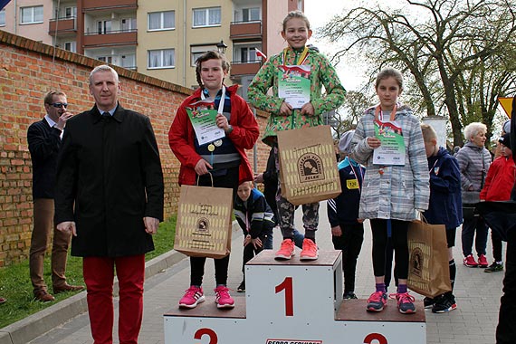 Najmłodsi biegacze uczcili Święto Flagi w Kamieniu Pomorskim