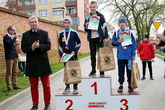Najmłodsi biegacze uczcili Święto Flagi w Kamieniu Pomorskim