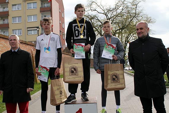 Najmłodsi biegacze uczcili Święto Flagi w Kamieniu Pomorskim