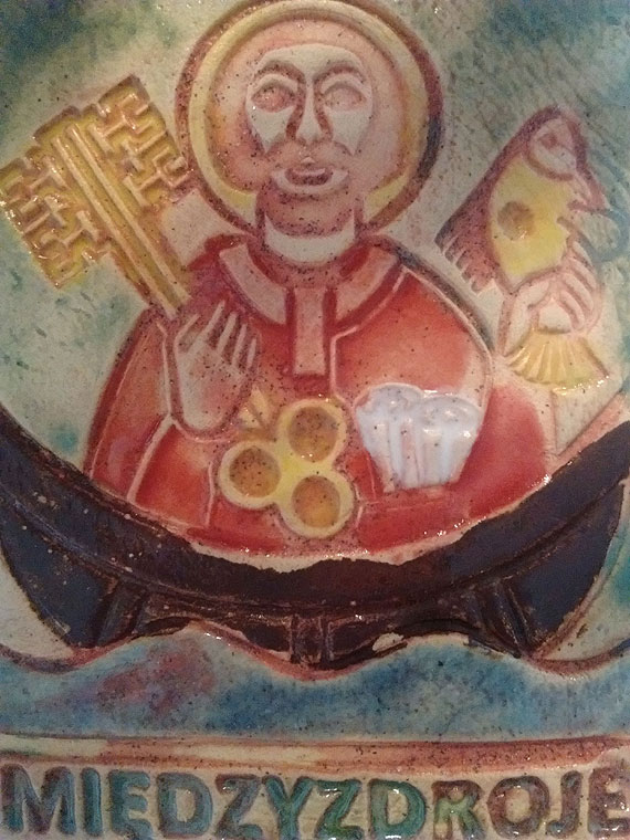 Kafle z midzyzdrojskiej gimnazjalnej pracowni ceramicznej z wizerunkiem w. Piotra Apostoa  
