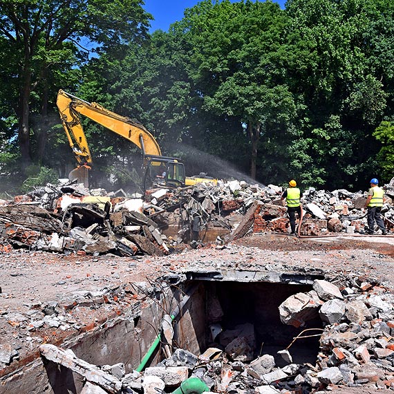 Wyburzają budynek starego zakładu przyrodoleczniczego w Międzyzdrojach