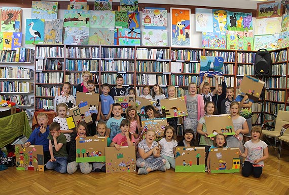 „Pomaganie jest fajne”, czyli spotkania literacko-plastyczne w międzyzdrojskiej bibliotece