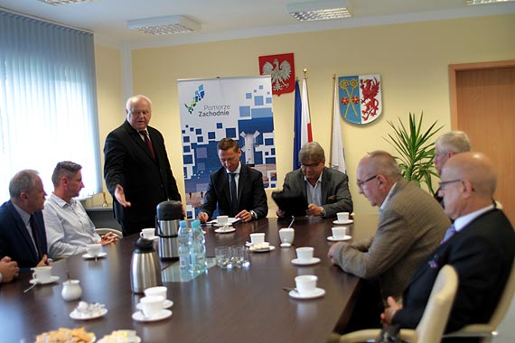 Geblewicz rozdawał w Kamieniu Pomorskim pieniądze na obiekty i urządzenia sportowe