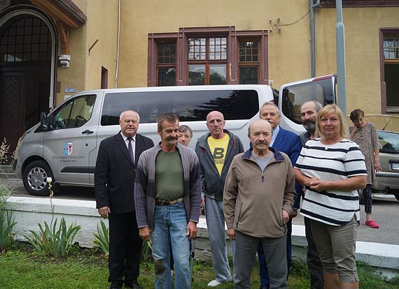 Nowoczesny bus dla mieszkacw Domu Pomocy Spoecznej w niatowie