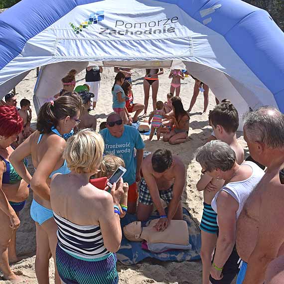 Pokazy ratownictwa wodnego i nauka pierwszej pomocy - Akcja Trzeźwość nad wodą w Międzyzdrojach