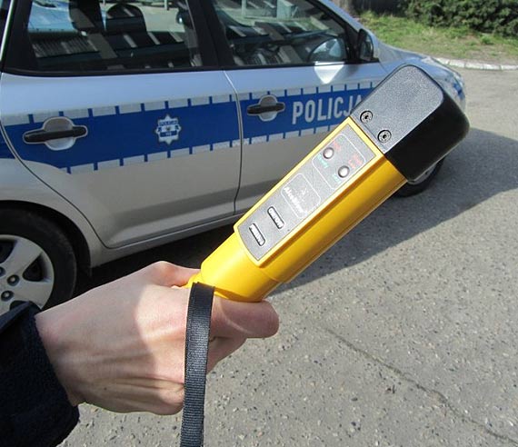 Bez uprawnie, po alkoholu, pojazdem niedopuszczonym do ruchu. 40 - letni mczyzna zatrzymany przez kamiesk drogwk!