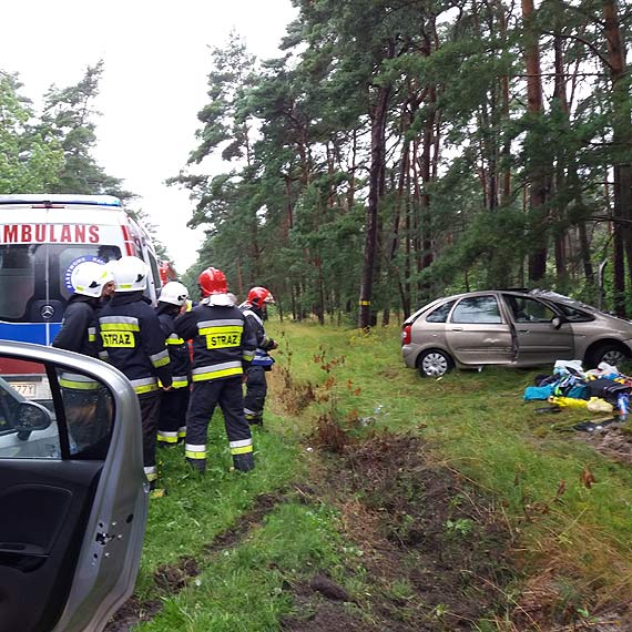 Za Midzywodziem citroen wpad do rowu i uderzy w drzewa. Osobwk podroway 4 osoby, w tym dwjka dzieci!