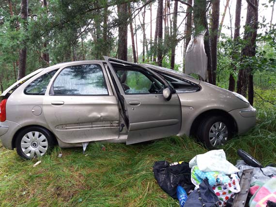 Za Midzywodziem citroen wpad do rowu i uderzy w drzewa. Osobwk podroway 4 osoby, w tym dwjka dzieci!