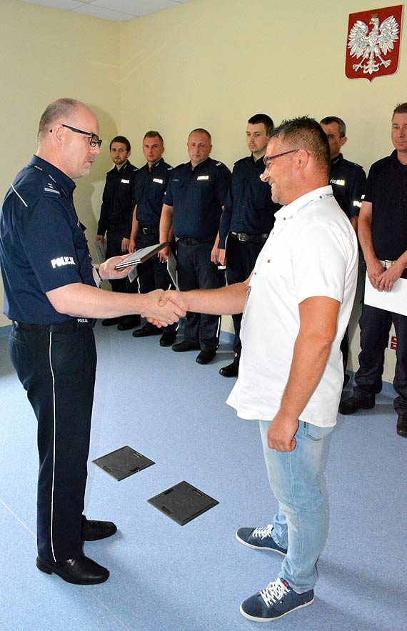 Nieobecni- wyróźnieni. Policjani otrzymali akty mianowania, wyróźnienia oraz nagrody