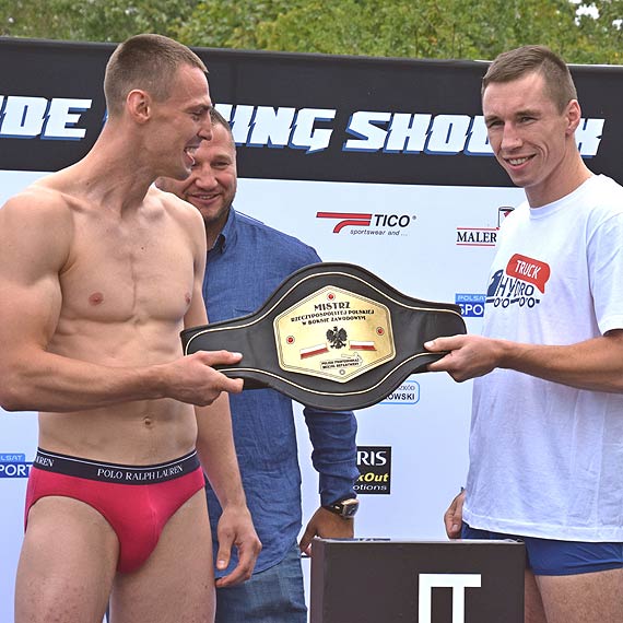 Ceremonia waenia przed gal  Seaside Boxing Show w Midzyzdrojach! Zawodnicy spojrzeli sobie gboko w oczy