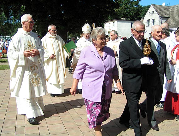 Relikwia w. Jana Pawa II w kociele parafialnym w Dziwnowie