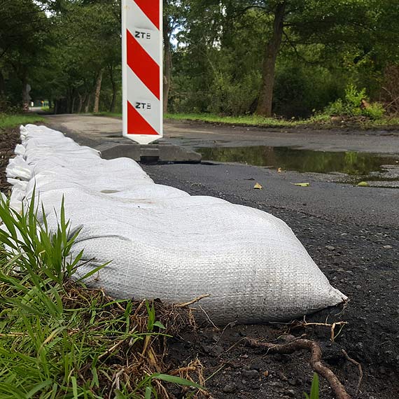 Dzie� po wizycie reporter�w telewizji, u�o�yli przej�cie i udro�nili drog� w �niatowie