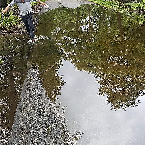 Dzień po wizycie reporterów telewizji, ułożyli przejście i udrożnili drogę w Śniatowie