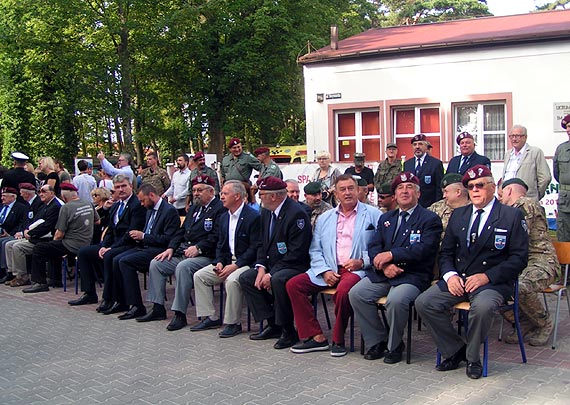 Czonkowie Zarzdu Gwnego Zwizku Polskich Spadochroniarzy na koncercie finaowym LIII Midzynarodowego Festiwalu Muzyki Organowej i Kameralnej w katedrze kamieskiej