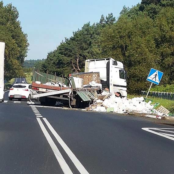 Kierowca Tira jecha za szybko i zgubi towar! 