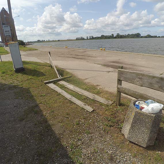 Czytelnik: Parking w ruinie. Od ponad dwch miesicy ogrodzenie jest w tragicznym stanie