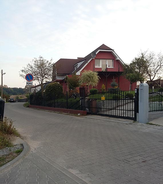 Mieszkaniec Lubina zastanawia się nad sensem umieszczenia pewnych znaków drogowych