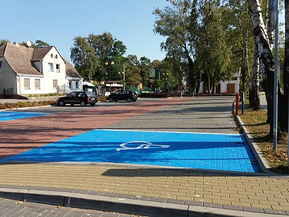 Gmina Dziwnów jako pierwsza w powiecie kamieńskim dostosowała miejsca parkingowe dla niepełnosprawnych do nowych wymogów
