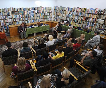 Pisarka Monika Szwaja spotkała się z czytelnikami w bibliotece