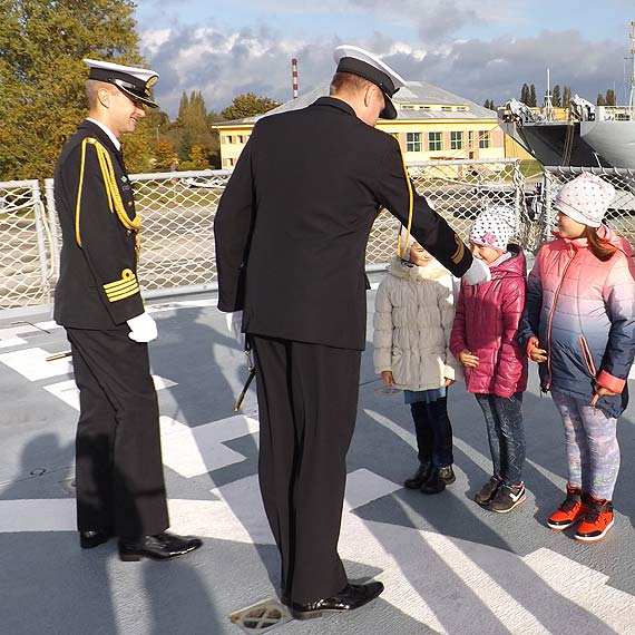 Pasowanie uczniw z PSP Troszyn na okrcie ORP Kontradmira Xawery Czernicki