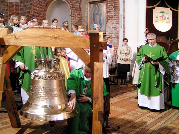 Abp Andrzej Dziga konsekruje dzwon „Maria” w katedrze kamieskiej. Zobacz film!