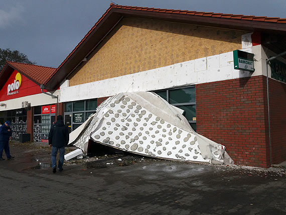 DZIWNW: Wiatr zerwa elewacj ze ciany szczytowej POLOmarketu