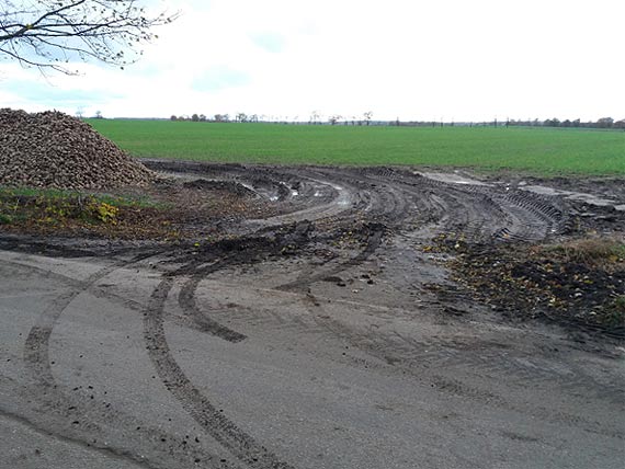 Zdaniem mieszkanki, rolnicy powinni posprzta drog