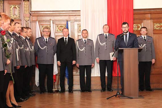 lubowanie nowo przyjtych policjantw i wrczenie medali, odznacze i aktw mianowania na wysze stopnie dla wyrnionych funkcjonariuszy. Dwch nowych policjantw zasili szeregi KPP w Kamieniu Pomorskim!  