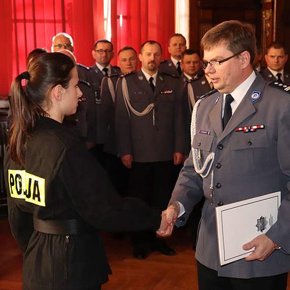 Ślubowanie nowo przyjętych policjantów i wręczenie medali, odznaczeń i aktów mianowania na wyższe stopnie dla wyróżnionych funkcjonariuszy. Dwóch nowych policjantów zasili szeregi KPP w Kamieniu Pomorskim!