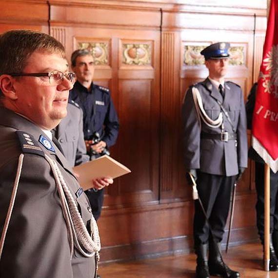 Ślubowanie nowo przyjętych policjantów i wręczenie medali, odznaczeń i aktów mianowania na wyższe stopnie dla wyróżnionych funkcjonariuszy. Dwóch nowych policjantów zasili szeregi KPP w Kamieniu Pomorskim!