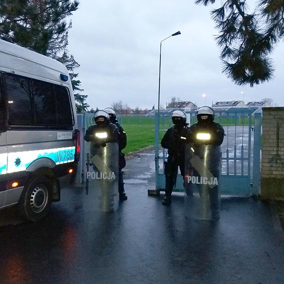 Kibice z Karlina jadcy na mecz do Kamienia Pomorskiego pobdzili w Gryficach