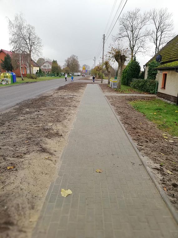 Ulica Wiejska z nowym chodnikiem